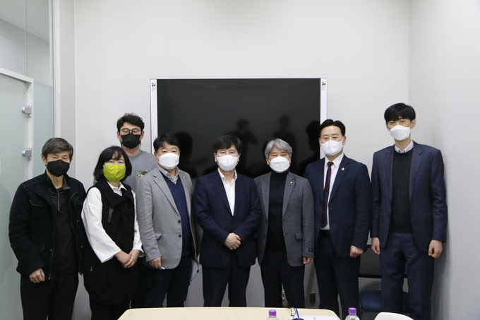 24일 경기도의회에서 경기도의원 맞춤형교육이 실시됐다. (왼쪽부터 박찬혁 한국사회경제연구원 이사장, 정민영 한국사회경제연구원장, 이성종 한국외대 환경공학교수, 김강식 경기도의원, 김상회 전 청와대 행정관, 전용식 건축사무소토담21 대표, 최종현 경기도의원, 김승남 중앙대학교 도시시스템공학 교수)