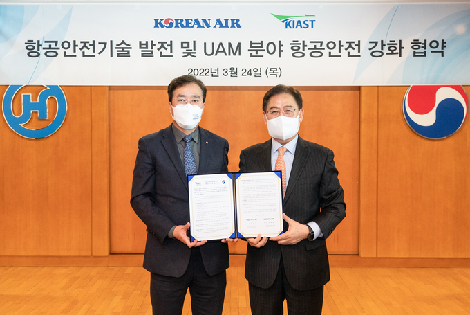 대한항공과 항공안전기술원은 24일 서울시 강서구 대한항공 본사에서 우리나라 항공 안전기술 발전을 위한 업무협약(MOU)을 체결했다. (왼쪽부터) 이수근 대한항공 안전보건 총괄 겸 오퍼레이션부문 부사장. 이대성 항공안전기술원원장. (사진=대한항공 제공)