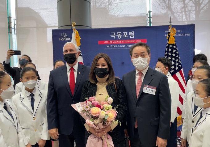 25일 유정복 예비후보와 펜스 전 미 부통령이 기념촬영을 하고 있다. ( 사진 = 유정복 캠프 제공 )