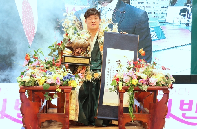 26일 경남 거제시 거제체육관에서 열린 '위더스제약 2022 민속씨름 평화의 도시 거제 거제장사씨름대회' 금강장사(90㎏급)에 등극한 김기수(수원특례시청)가 꽃가마에 올라 기념사진을 찍고 있다. (사진=대한씨름협회 제공)