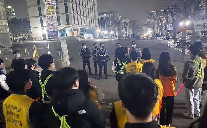 인하대 학생방범단이 합동순찰에 앞서 학동지구대 경찰관들로부터 설명을 듣고 있다. ( 사진 = 인하대 제공 )