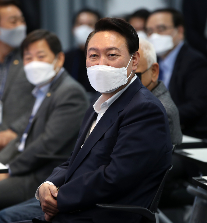 윤석열 대통령 당선인이 26일 오후 서울 마포구 서울창업허브 컨퍼런스홀에서 열린 제20대 대통령직인수위원회 워크숍에서 미소를 짓고 있다. (사진=공동취재/연합뉴스)