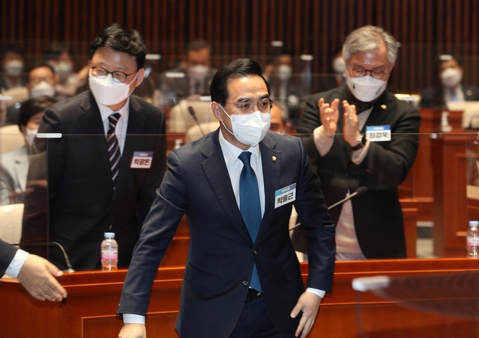 더불어민주당 박홍근 신임 원내대표가 24일 국회에서 열린 의원총회에서 새로운 원내대표 선출된 뒤 당선 소감을 밝히기 위해 단상으로 이동하고 있다. (사진=국회사진기자단/연합뉴스)