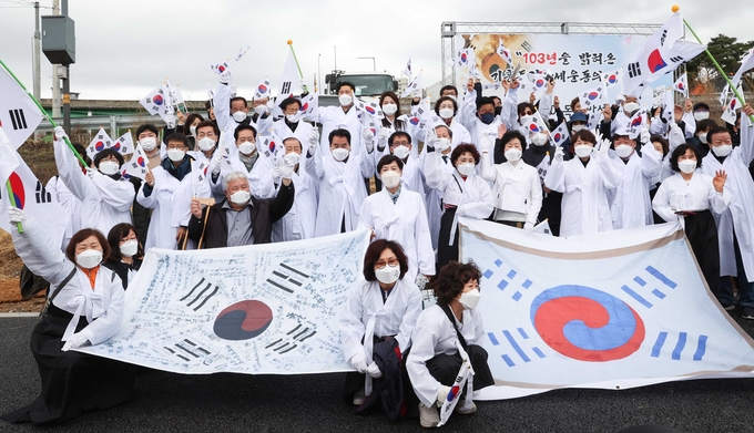 지난 26일 용인시 수지구 고기초등학교에 세워진 머내만세운동 표지석 앞에서는 ‘머내만세운동’과 ‘기흥독립만세운동’ 103주년 기념 행사가 열리고 있다.(사진=용인시 제공)