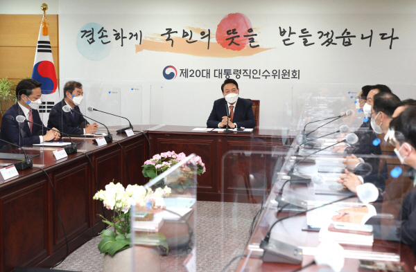 윤석열 대통령 당선인이 지난 24일 서울 종로 통의동 인수위에서 열린 지역균형발전특별위원회 임명장 수여식을 마친 뒤 인사말을 하고 있다. (사진=연합뉴스 제공)