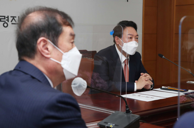 윤석열 대통령 당선인이 지난 24일 서울 종로 통의동 인수위에서 열린 지역균형발전특별위원회 임명장 수여식을 마친 뒤 인사말을 하고 있다. (사진=연합뉴스 제공)
