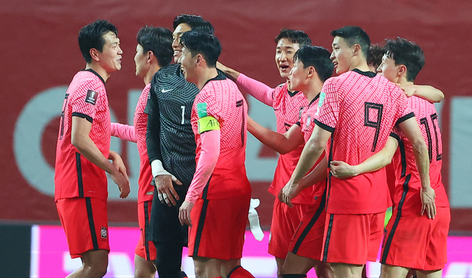 한국 축구 대표팀이 29일 오후 10시45분 아랍에미리트(UAE) 두바이의 알막툼 스타디움에서 UAE와 2022 카타르 월드컵 아시아 최종예선 A조 10차전을 치른다. 사진은 지난 24일 서울월드컵경기장에서 열린 이란 전에서 2-0으로 승리를 거두고 자축하는 선수들 모습. (사진=연합뉴스)