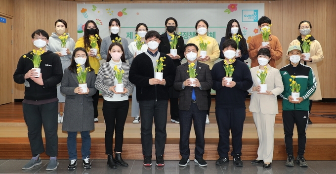 군포시 제2기 청년정책협의체 발대식에서 한대희 시장(앞줄 오른쪽에서 네번째)이 협의체 위원들과 함께 기념촬영을 하고 있다.(사진=군포시 제공)