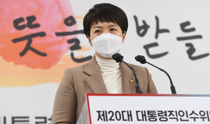 김은혜 대통령 당선인 대변인이 27일 서울 종로구 삼청동 대통령직인수위원회 기자회견장에서 28일로 예정된 문재인 대통령과 윤석열 대통령 당선인의 회동과 관련해 브리핑을 하고 있다. (사진=공동취재/연합뉴스 제공)