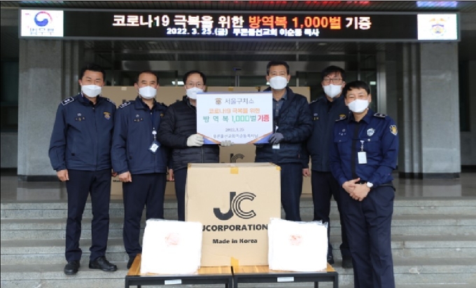 서울구치소는 푸른풀선교회로부터는 방역복을 기증받았다.(사진=서울구치소 제공)