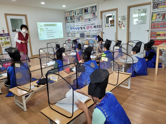 '溫·돌·방' 마을학교 프로그램을 운영하고 있다.(사진=경기도안양과천교육지원청 제공)