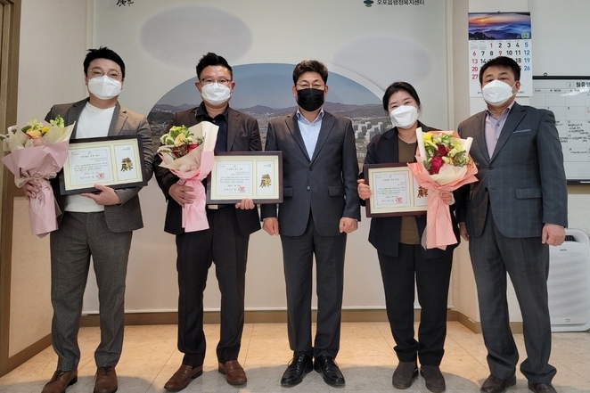 장경미 초록스타 대표, 김동균 광주 공동주택발전협의회 자문위원, 남성우 능평2리 새마을 지도자, 김정숙 주민자치위원, 신익환 능평5리 이장 등이 시 승격 21주년 시정발전 유공 표창을 받은 후 기념촬영을 하고 있다.(사진=광주시 제공)