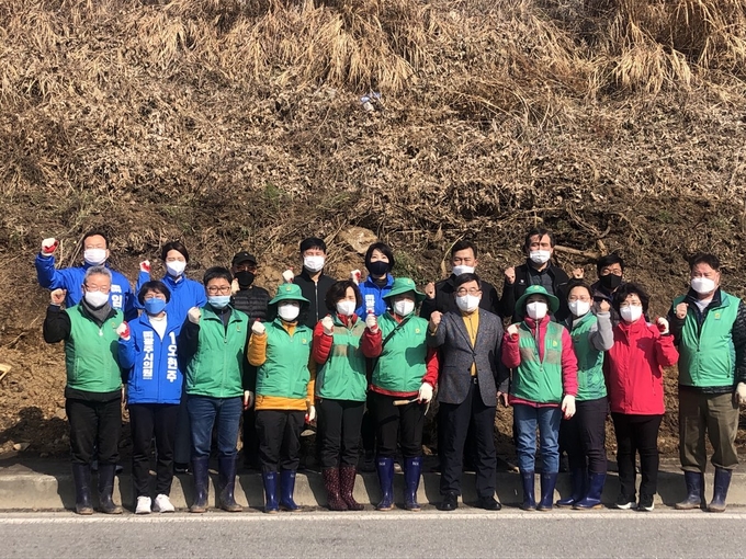 광주시 광남1동 새마을회,회원들이 봄맞이 개나리 식재한 후 기념촬영을 하고 있다.(사진=광주시 제공)