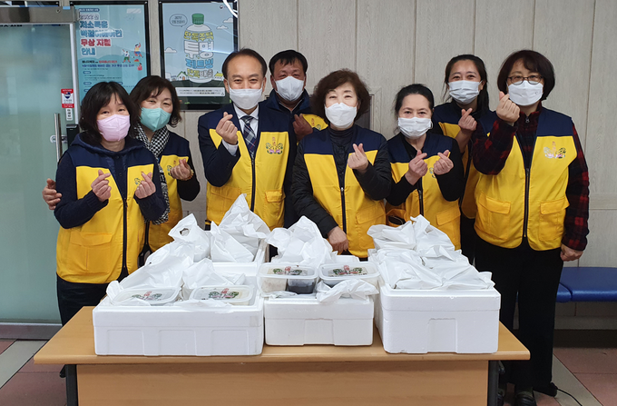 (사)숭덕동방문화협회 회원들이 중구 개항동에 짜장면 도시락을 전달하며 사랑의하트 포즈를 취하고 있다. ( 사진 = 중구 제공 )