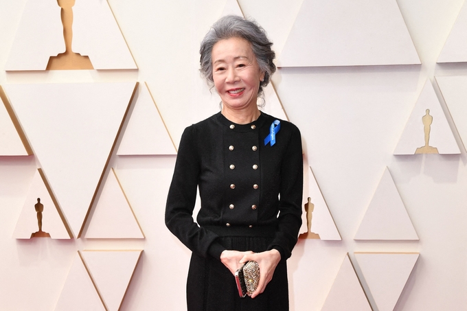 배우 윤여정이 27일(현지시간) 미국 로스앤젤레스 할리우드의 돌비 극장에서 열리는 제94회 아카데미 시상식에서 포즈를 취하고 있다. 지난해 영화 '미나리'로 여우조연상을 받은 윤여정은 이날 남우조연상 시상자로 나선다. (사진=할리우드 AFP/연합뉴스)