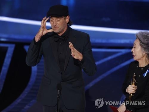 수어로 소감 밝히는 트로이 코처. (사진=EPA/연합뉴스)