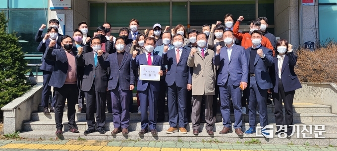 예비후보등록을 마친 후 이원석 전 포천시의원이 지지자들과 함께 화이팅을 외치고 있다. (사진=문석완 기자)