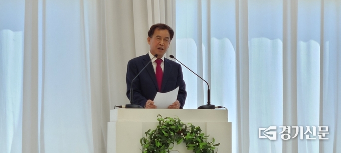 이원석 전 포천시의원이 예비후보 등록 후 자리를 옮겨 기자회견을 하고 있다. (사진=문석완 기자)