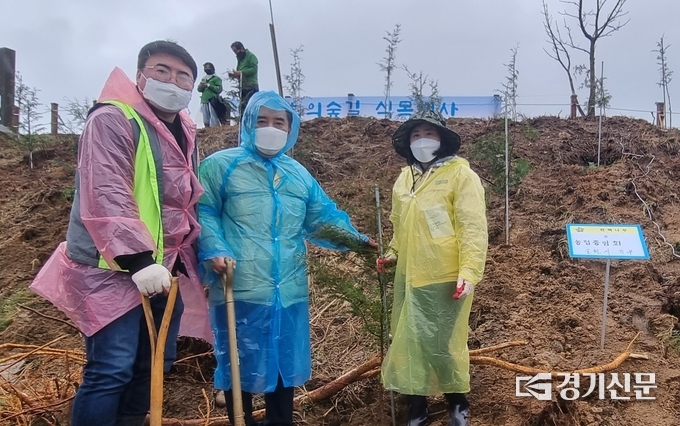 박윤국 포천시장(가운데)과 박윤경 농협중앙회 포천지부장(오른쪽)이 촬영을 위해 포즈를 취해 주었다 (사진=문석완 기자)