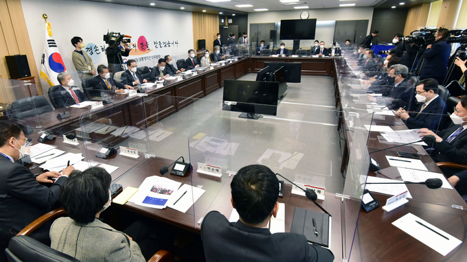 안철수 대통령직 인수위원회 위원장이 28일 서울 삼청동 금융연수원에서 열린 제3차 인수위원회 전체회의를 주재하고 있다. (사진=인수위사진기자단/연합뉴스)