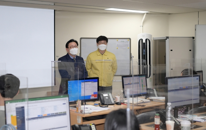 김능식 오산부시장이 코로나대응 중앙부처 파견직원들을 격려하고 있다.(사진=오산시 제공)