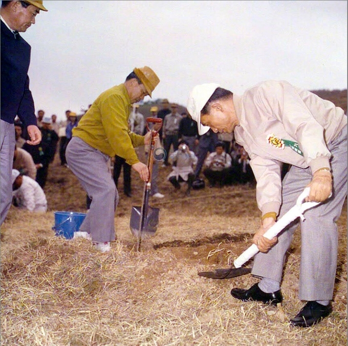 제26회 식목일에 금곡리에서 나무를 심는 박정희 대통령. (사진 출처=국가기록원)