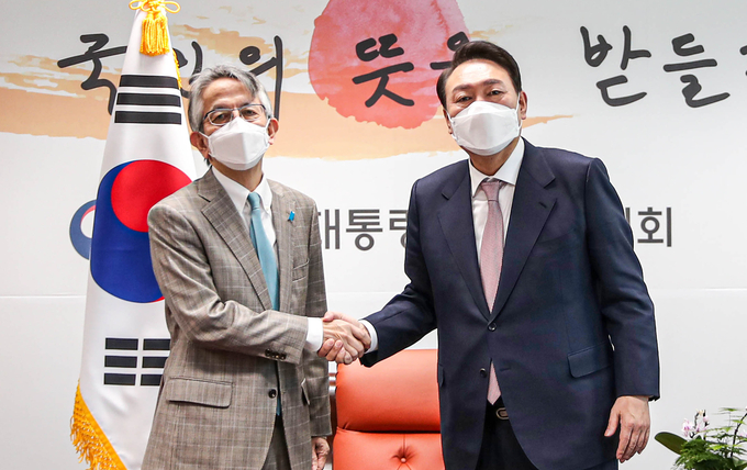 윤석열 대통령 당선인이 28일 오전 서울 종로구 통의동 제20대 대통령직인수위원회를 찾은 아이보시 고이치 주한일본대사와 악수하고 있다. (사진=인수위사진기자단/연합뉴스)