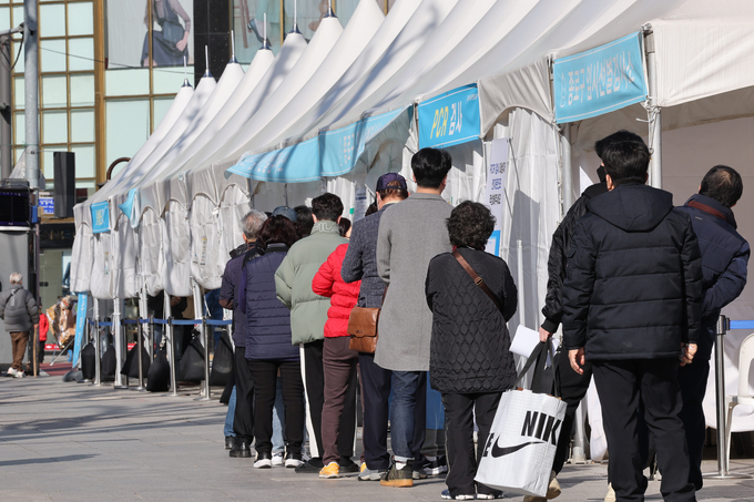 선별검사소에서 코로나19 검사를 받기 위해 시민들이 줄을 서있다. (사진=연합뉴스 제공)