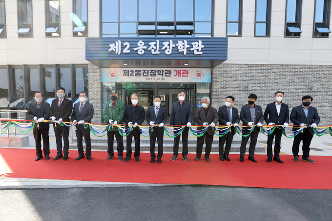옹진군인재육성재단 임원들이 제2장학관 개관식에서 축하테이프를 자르고 있다. ( 사진 = 옹진군 제공 )