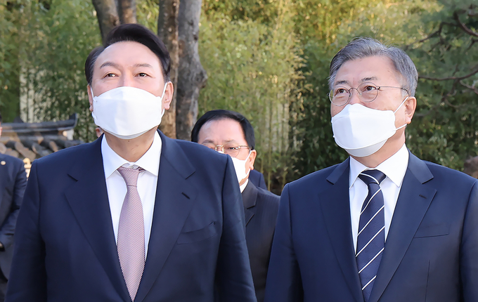 문재인 대통령과 윤석열 대통령 당선인이 28일 오후 청와대 상춘재에서 만찬 회동에 앞서 대화하고 있다. (사진=연합뉴스 제공)