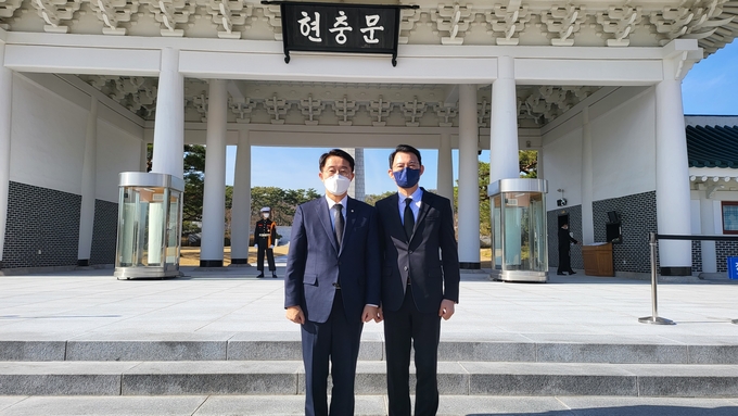 최현덕 남양주시장 예비후보가 지난 28일 오전 조정식 경기도지사 예비후보와 국립현충원을 참배했다.(사진=최현덕 예비후보 제공)