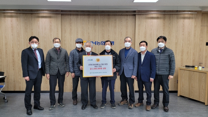 남양주·구리 새농민회가 농협중앙회 동해시지부에서 동해시지역 산불피해를 입은 120여 농가에 200만원 상당의 비료지원을 위한 성금을 전달했다(사진=농협 남양주시지부 제공)