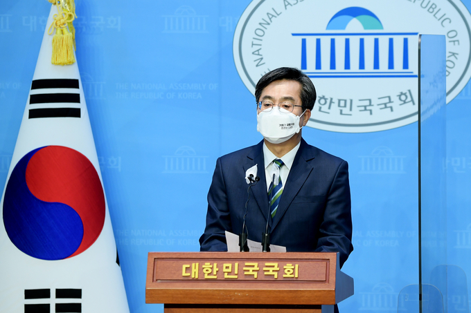  새로운물결 김동연 대표가 29일 오전 서울 여의도 국회 소통관에서 정치교체 추진을 위한 기자회견하고 있다. (사진=국회사진기자단/연합뉴스 제공)