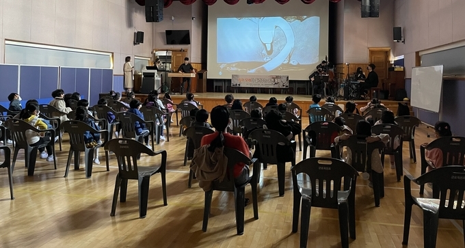 초등학교에 입학한 신입생들의 학교 적응을 돕기 위한 공연 프로그램 '신난다! 학교' 장면.(사진=군포문화재단 제공)