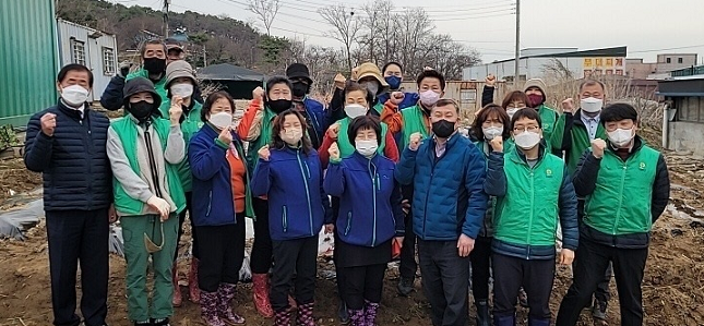 파주시 월롱면 새마을부녀회에서 이웃에게 나누어 줄 사랑의 감자 심기를 실시했다.(사진=파주시 제공)