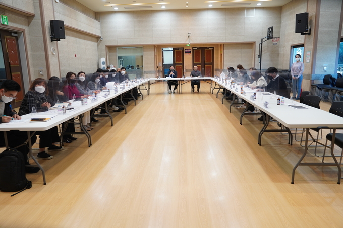 발대식을 가진 뒤 관련 단체장들이 향후 계획에 대해 논의하고 있다. (사진=성남시사회복지협의회 제공)