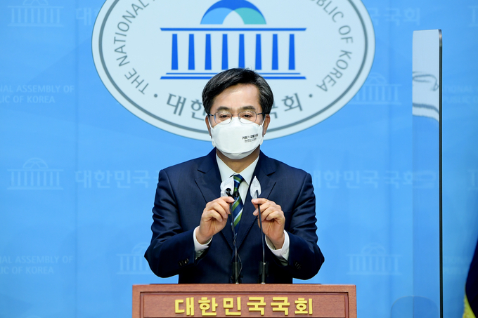새로운물결 김동연 대표가 29일 오전 서울 여의도 국회 소통관에서 정치교체 추진을 위한 기자회견하고 있다. (사진=연합뉴스 제공)