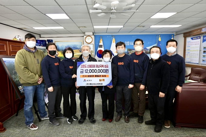 제너시스BBQ 윤경주 부회장(왼쪽에서 다섯번째)과 사회공헌위원회가 삼척시 김양호 시장(왼쪽에서 네번째)에게 성금을 전달하고 있다. (사진=제너시스BBQ 제공)
