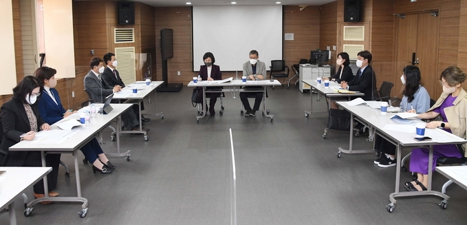 시흥시와 시흥교육지원청은 지난 29일 시흥ABC행복학습타운에서 정례 교육회의를 열고, 협업 방향 논의에 함께 머리를 맞댔다.(사진=시흥시 제공)