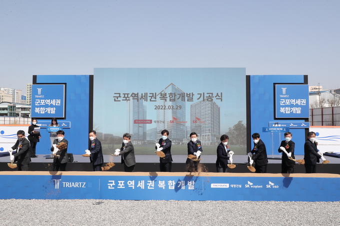 군포역세권 복합개발지구 기공식에서 한대희 시장(오른쪽에서 다섯 번째) 등 참석자들이 힘차게 첫 삽을 뜨고 있다.(사진=군포시 제공)<br>
