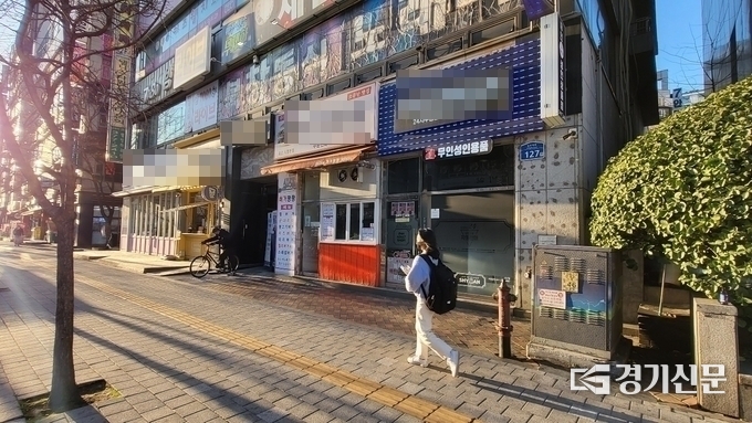 무인 성인용품점 앞을 한 여학생이 지나가고 있다. (사진= 이명호 기자)