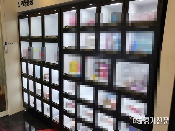 가게 내부에는 각종 성인용품이 즐비했고 결제 역시 무인결제시스템으로 운영돼 별도의 확인이 필요하지 않았다. (사진=이명호 기자)