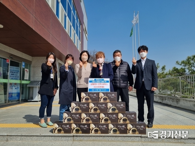 향촌(대표 박현주)에서 직접 생산한 상황버섯 진액을 군내면에 기탁했다. (사진=포천시 제공)