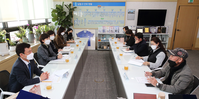 남동구와 꽃피는 남촌두레 관계자들이 간담회를 하고 있다. ( 사진 = 남동구 제공 )
