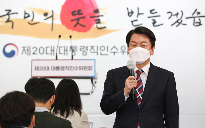 철수 대통령직 인수위원장이 30일 오전 서울 종로구 통의동 대통령직 인수위원회에서 열린 기자간담회에서 "내각에 참여 않는게 당선인의 부담 더는 것"이라며 국무총리직 고사 의사를 밝히고 있다. (사진=인수위사진기자단/연합뉴스 제공)