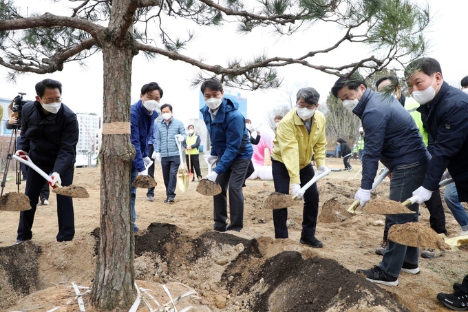 30일 오전 경기 수원 팔달구 수원시청소년문화공원에서 열린 '제77회 식목일 기념 나무심기 행사'에서 행사 관계자와 시민들이 나무를 심고 있다. (사진=수원특례시의회 제공)