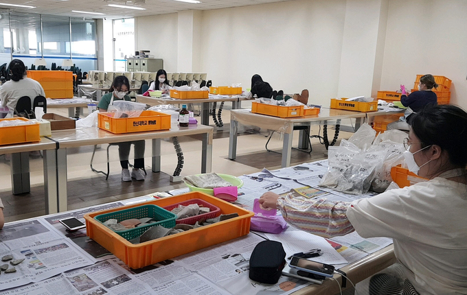 한신대학교 박물관에서 유물 정리 작업 모습.(사진=한신대학교 제공)