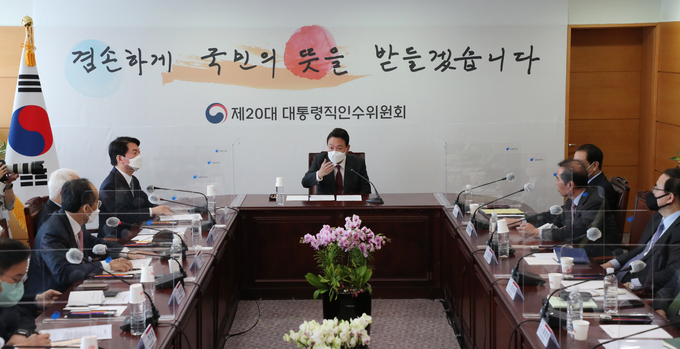윤석열 대통령 당선인이 29일 서울 종로구 통의동 인수위원회에서 열린 대통령직인수위원회 2차 간사단 회의에 참석, 모두발언이 없다며 회의진행을 시작하라고 이야기하고 있다. (사진=인수위사진기자단/연합뉴스)