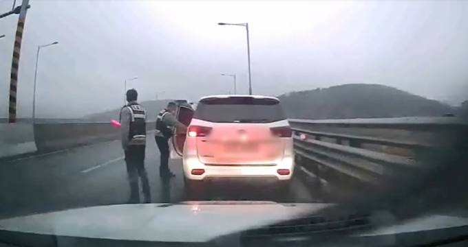 지난달 14일 한 경찰관이 9살 어린이와의 영상통화로 고속도로 주변 풍경을 보고 위치를 파악해 뇌출혈 상태의 30대 운전자와 아이를 구조했다. (영상캡쳐=경기남부경찰청 제공)