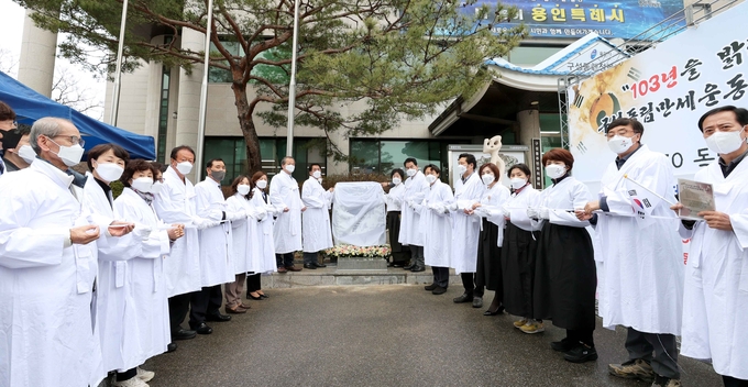  30일 용인시 구성동 행정복지센터에서 열린 제103주년 기념 구성독립만세운동 표지석 제막식에서 백군기 용인시장, 기흥 3.30독립운동기념사업회 관계자, 독립운동가 후손, 지역주민 등 참석 내빈들이 기념촬영을 하고 있다..(사진=용인시 제공)